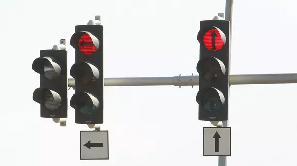 S-a dat lege: Șoferii vor avea dreptul să treacă pe culoarea roșie