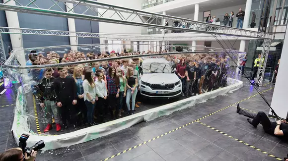 O Skoda și 275 de elevi au fost cuprinși într-un balon de săpun