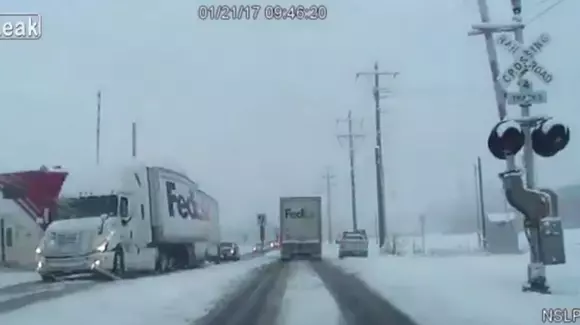 Cum poți să mori nevinovat când barierele de la calea ferată nu funcționează | VIDEO