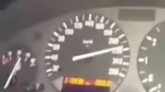 S-a filmat în timp ce mergea cu o viteză amețitoare pe autostradă A1, deși se afla într-o mașină veche de 23 de ani | VIDEO