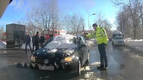Ce a pățit un șofer din București care nu și-a curățat complet mașina! Gestul polițistului este incredibil! | VIDEO