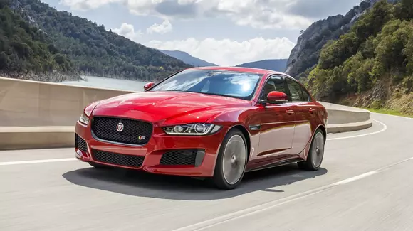 Jaguar XE, XF și F-Pace primesc motoare noi din familia Ingenium