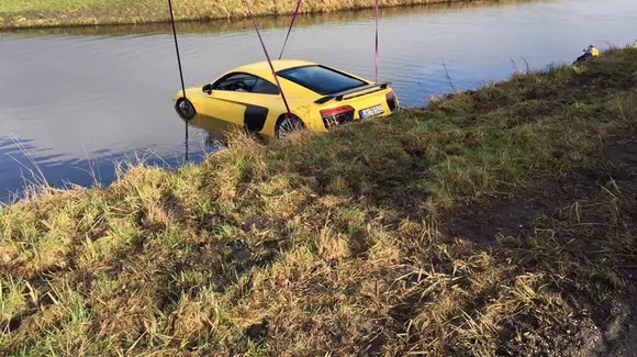 Un Audi R8 V10 Plus nou-nouț a plonjat într-un râu