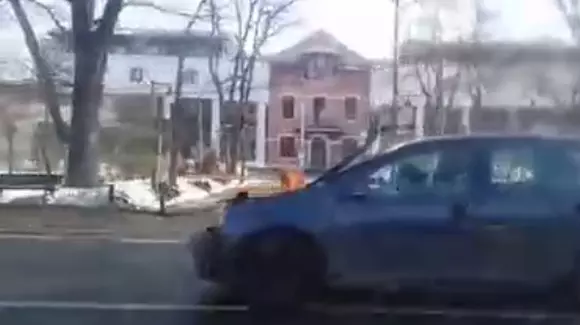 Cum procedezi când capota se ridică în mers?