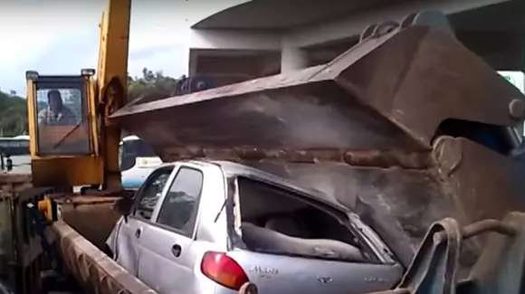 Cum se transformă un Matiz într-un cub de fiare în câteva secunde | VIDEO