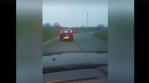 Ce tare e șoferul ăsta: are claxon pe frână! | VIDEO