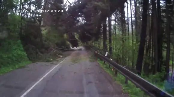 Ceasul rău! Uite ce a pățit un șofer pe un drum de munte! | VIDEO