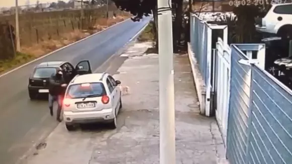 De necrezut! Cât de ușor se fură un automobil în Napoli, în 2017! | VIDEO