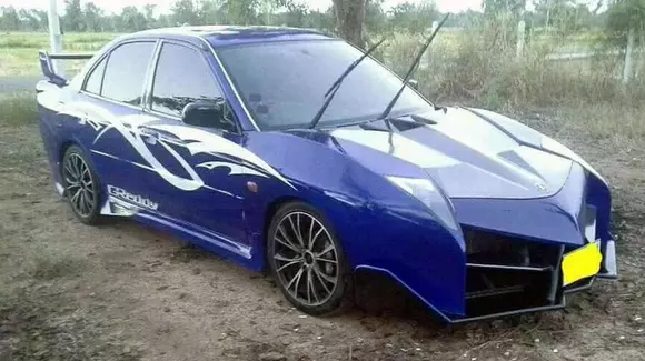 Un Mitsubishi Lancer cu haine de Lamborghini și Ferrari
