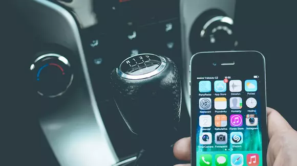 Ce pățești dacă folosești telefonul la volan în Marea Britanie