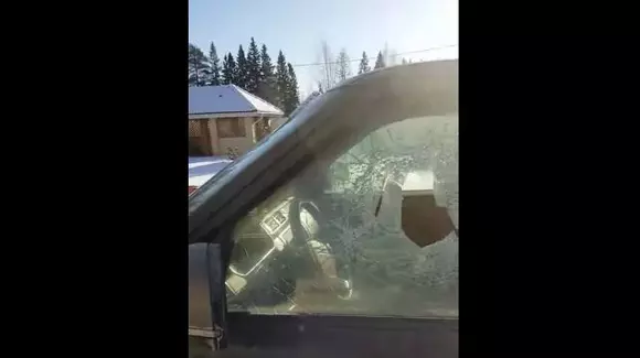Atitudine de rus! Un șofer și-a deschis Range Rover-ul cu... toporul! | VIDEO