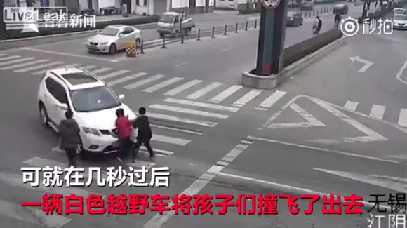 Cea mai "bună" șoferiță din lume! O femeie a lovit pietonii pe trecere pentru a patra oară în doi ani | VIDEO