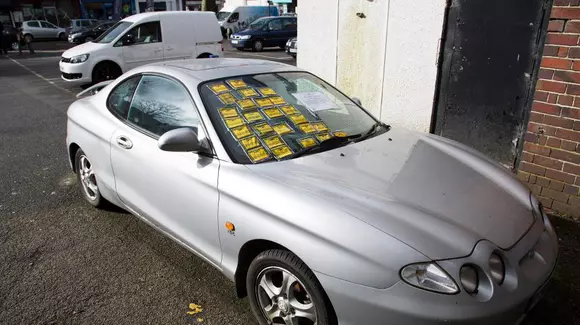 Și-a abandonat mașina într-o parcare. Valoarea amenzilor este de 20 de ori mai mare decât valoarea mașinii