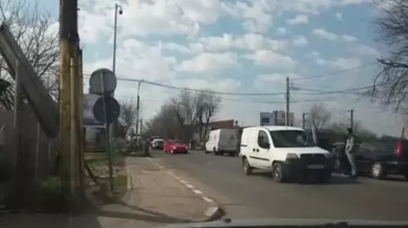 La un pas de dezastru: O femeie a rămas blocată între bariere pe șoseaua Andronache | Video