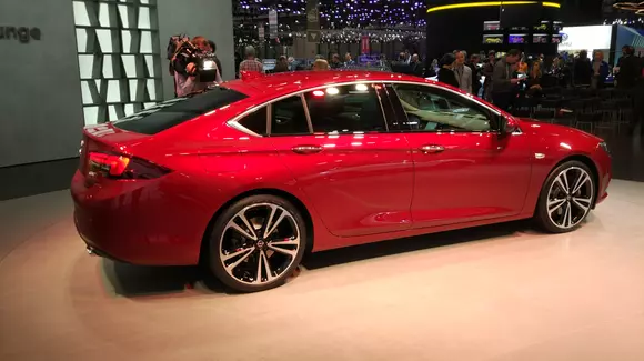 Geneva 2017: Standul Opel încântă publicul cu noile Insignia și Crossland X