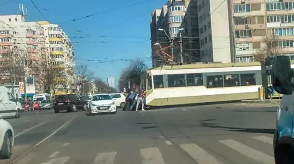Imaginile săptămânii vin din Capitală. Au împins tramvaiul