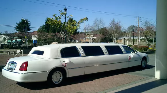 Cu ce mașină să mergi în ziua nunții? Limuzină sau automobil de epocă?