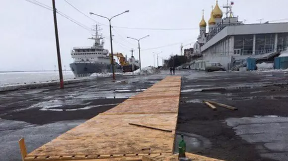 Noi avem dale în biserică, ei au parchet pe trotuare
