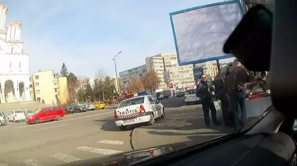 Ce spune un polițist când este tras la răspundere de un șofer pentru că a parcat neregulamentar! | VIDEO