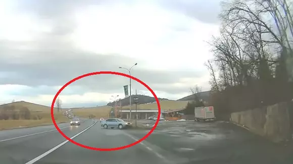 Iată cum poți să ieși în decor dacă intri cu viteză în curbă! | VIDEO