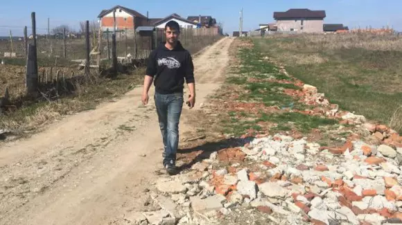 Revoltător: Și-au reparat singuri strada iar acum au dosare penale!