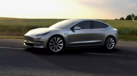 Producția lui Tesla Model 3 începe în acestă vară. Versiunile de performanță mai întârzie cel puțin un an