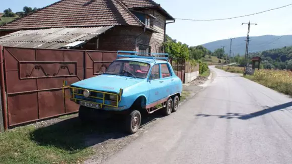 Așa arată Dacia cu șase roți construită de un mecanic iscusit