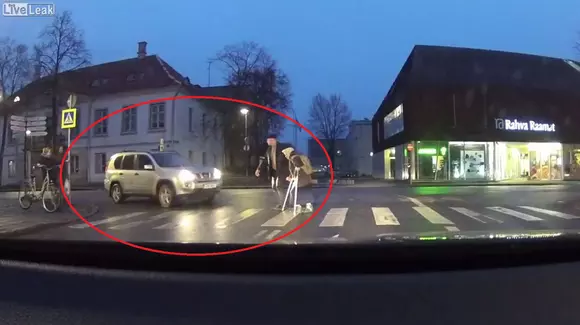 Un șofer a vrut să ajute o bătrână, dar a uitat să tragă frâna de mână. Ce s-a întâmplat | VIDEO