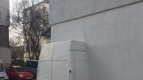 Un bărbat din Bacău și-a înfipt duba în bloc. Ce i-au făcut oamenii legii?