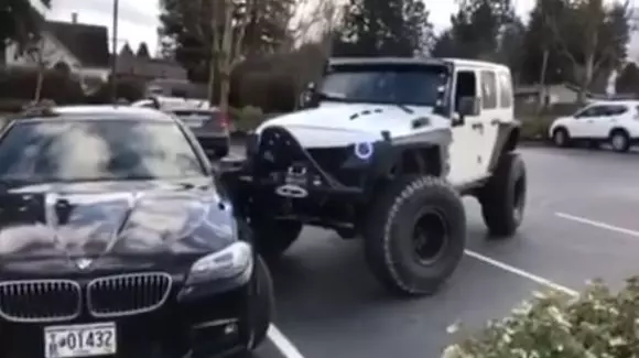 Răzbunarea unui șofer de Jeep! Cum a fost pus la punct un bărbat care a parcat anapoda! | VIDEO