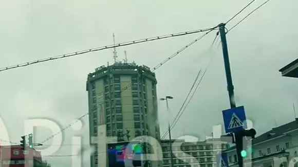 Un pieton a traversat pe roșu, iar accidentul a fost filmat în Pitești | VIDEO