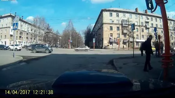 Ce s-a întâmplat după ce un pieton a vrut să repare un semafor | VIDEO