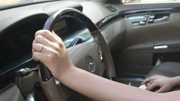 O "șoferiță" de 20 de ani a fost prinsă băută la volan. Tânăra nu avea nici permis