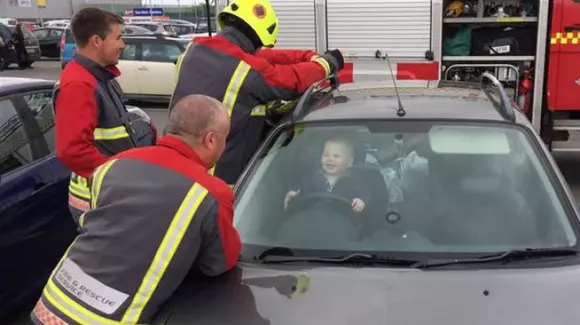Operațiune de salvare declanșată ca urmare a încuierii mașinii de către un bebeluș, cheile fiind înăuntru, în timp ce mama era afară!