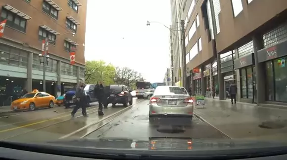 Românii și vechile obiceiuri! Cum se comportă un român care circulă pe străzile din Canada? | VIDEO