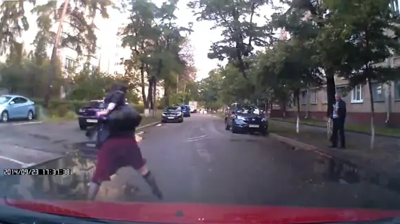 Cum poți să sperii un pieton cu un banal claxon | VIDEO