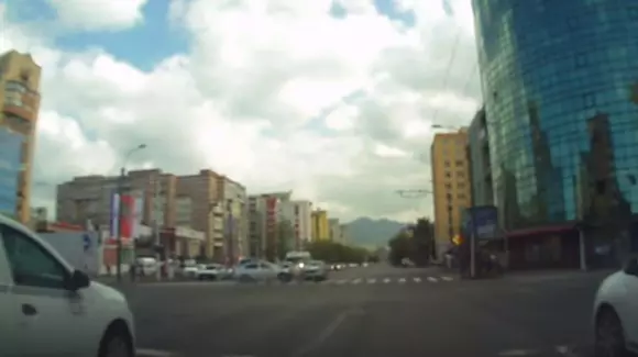 A depășit coloana, dar a făcut praf mașina! Ce a pățit un șofer care a încălcat regulile de circulație | VIDEO