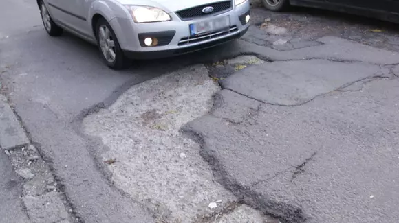 Fix ce ne trebuie! A apărut asfaltul care se repară singur! | VIDEO