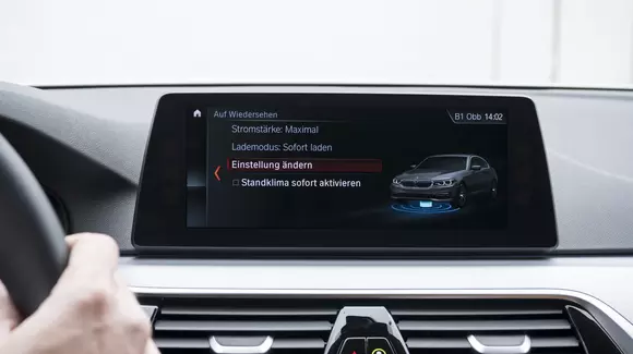 BMW 530e iPerformance - încărcare wireless este mai avantajoasă decât una convențională. În curând, în producția de serie!