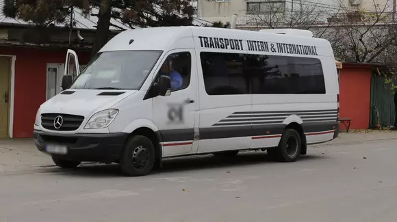 Supărat că a fost amendat, șoferul unui microbuz a blocat drumul