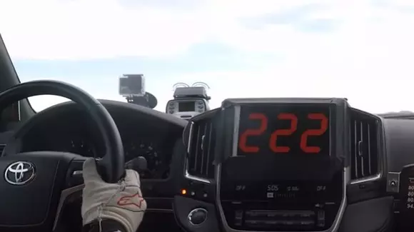 Cum "zboară" un SUV cu 2000 de CP! O Toyota Land Cruiser a atins 370 km/h | VIDEO
