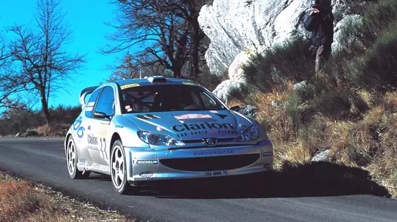 De ce la viteze mari avem impresia că roțile mașinilor se învârt invers?