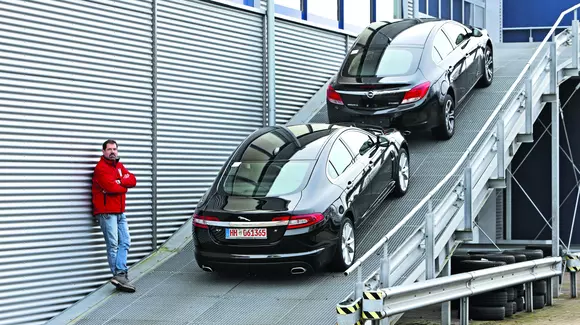 Jaguar XF vs Opel Insignia: Playboy sau muncitor onest?