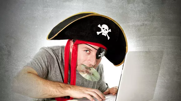 Nu e ilegal să descarci conținut piratat, ci să-l dai mai departe. Și o faci fără să-ți dai seama