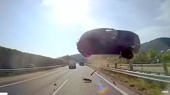 Înfiorător! Unul dintre cele mai cumplite accidente filmate vreodată | VIDEO