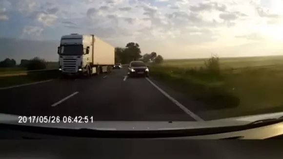 Ce noroc! Cum a fost un român la câțiva centimetri de un impact frontal! | VIDEO