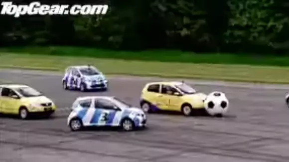 Și mașinile pot să joace fotbal. Iată cum! | VIDEO