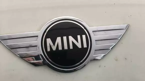 Un proprietar de Mini a turnat 5 litri de lichid de parbriz în motor. Ce a ieșit e greu de explicat. (galerie foto)