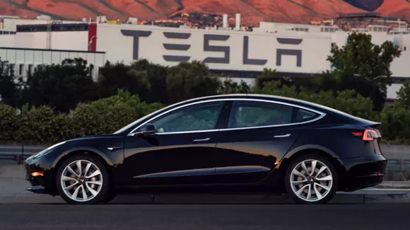 Primul exemplar Tesla Model 3 a părăsit linia de ansamblare