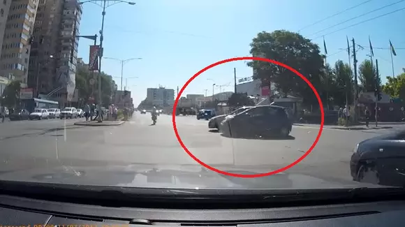 Accident filmat live, în București! Vinovat nu ar fi fost cel care a trecut pe roșu. Cum e posibil? | VIDEO